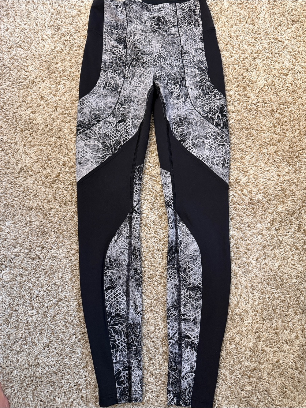 Lululemon black and white Delilah leggings size 6, like new